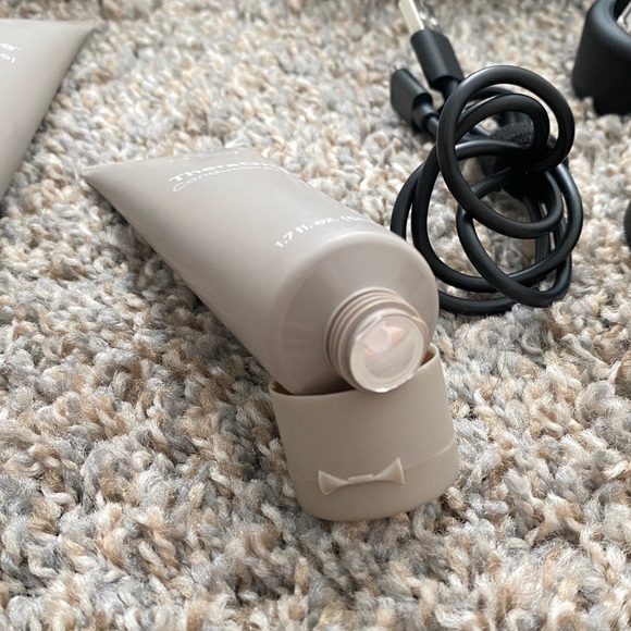 Therabody TheraFace PRO with New Gel - Picture 2 of 2